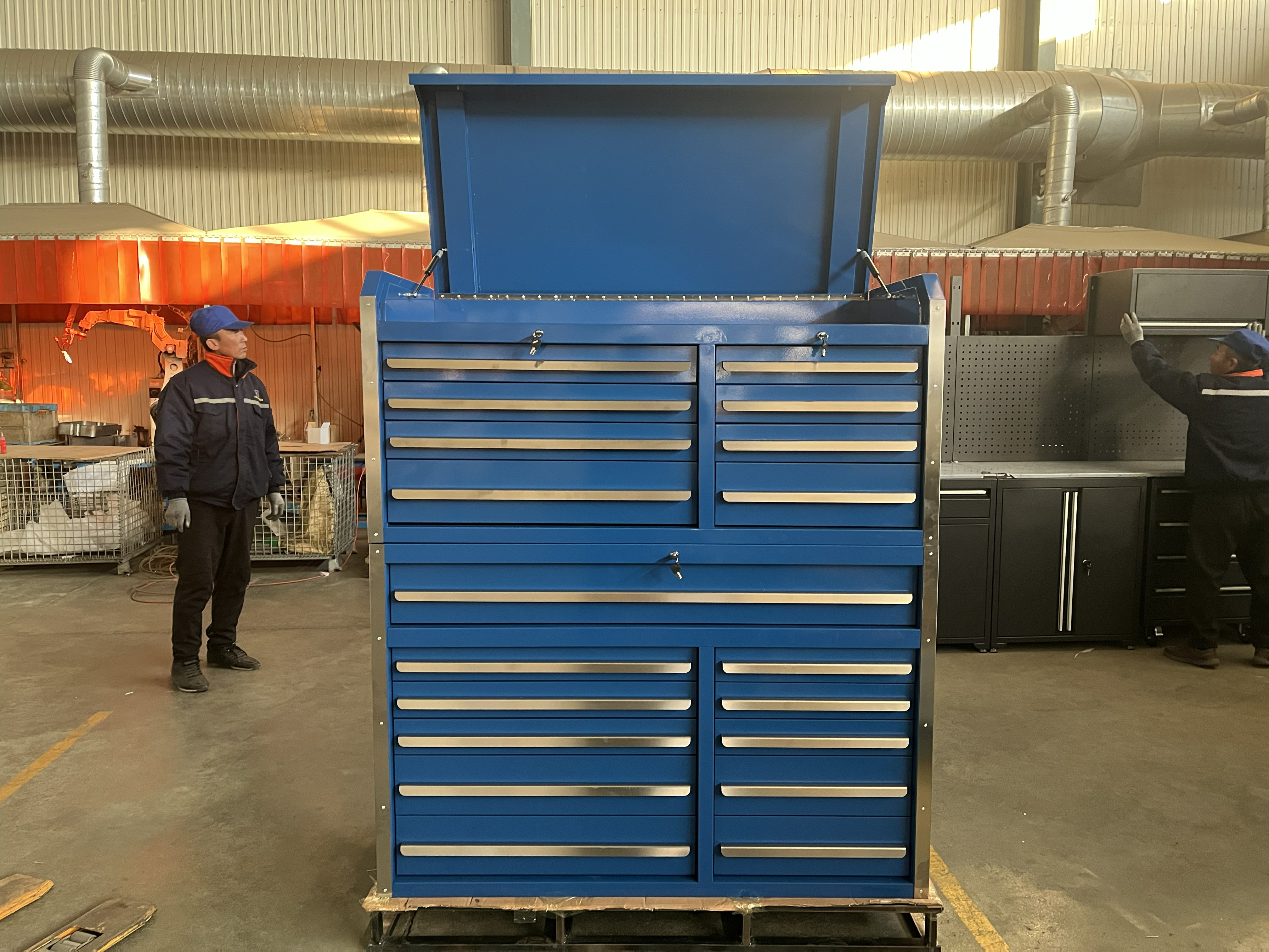 Kabinet perkakas baja canai dingin berwarna biru berhasil menyelesaikan produksi, inspeksi, pengemasan, dan pengiriman