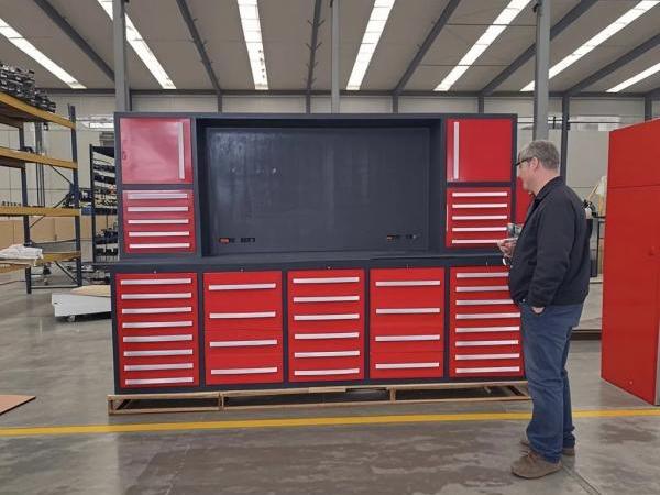 Apa karakteristik workbench multifungsi?