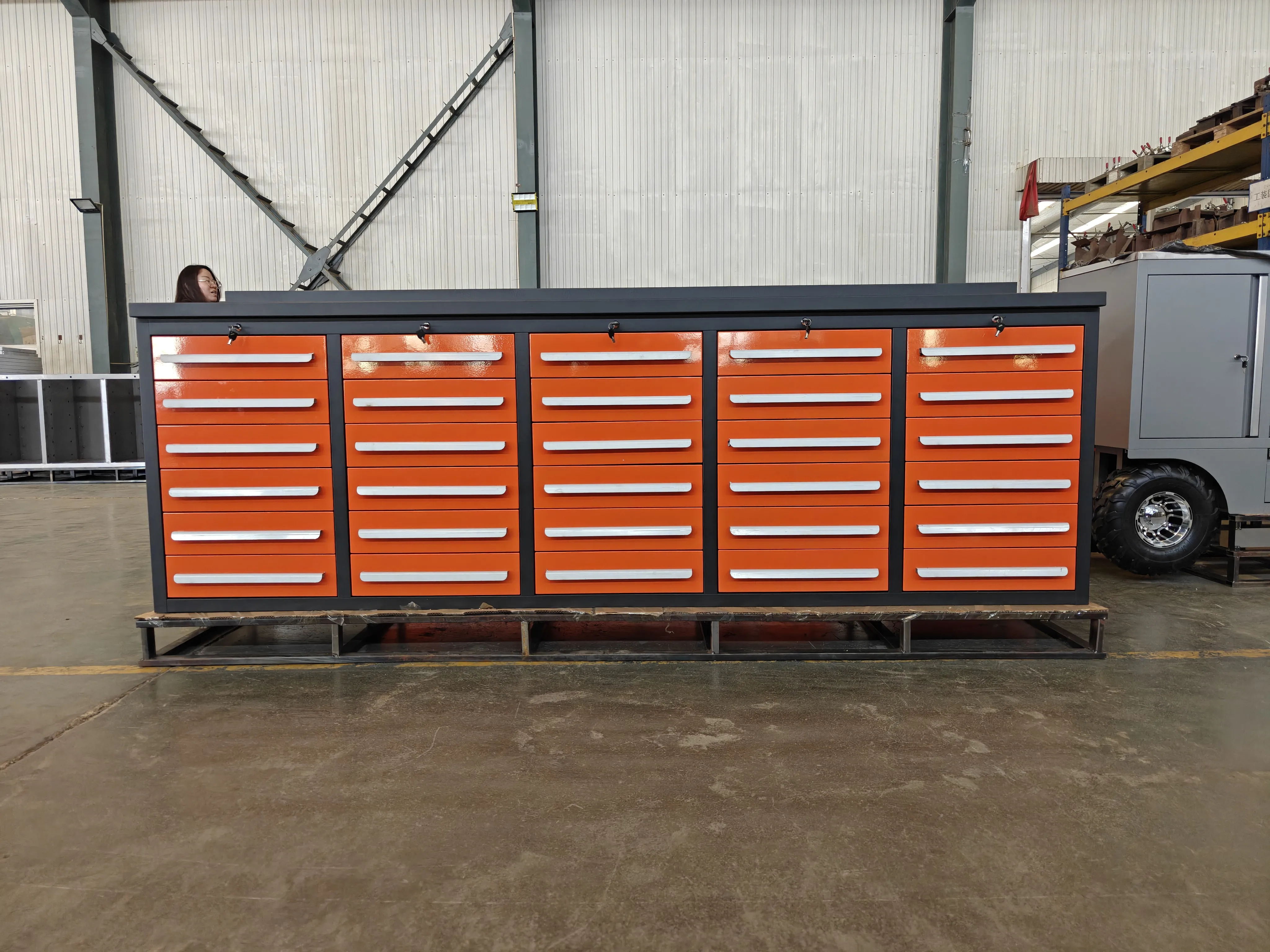 Apa saja fitur dari workbench oranye 30 laci?