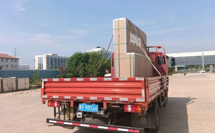 Lemari alat Cyjy siap dikirim ke Bulgaria.