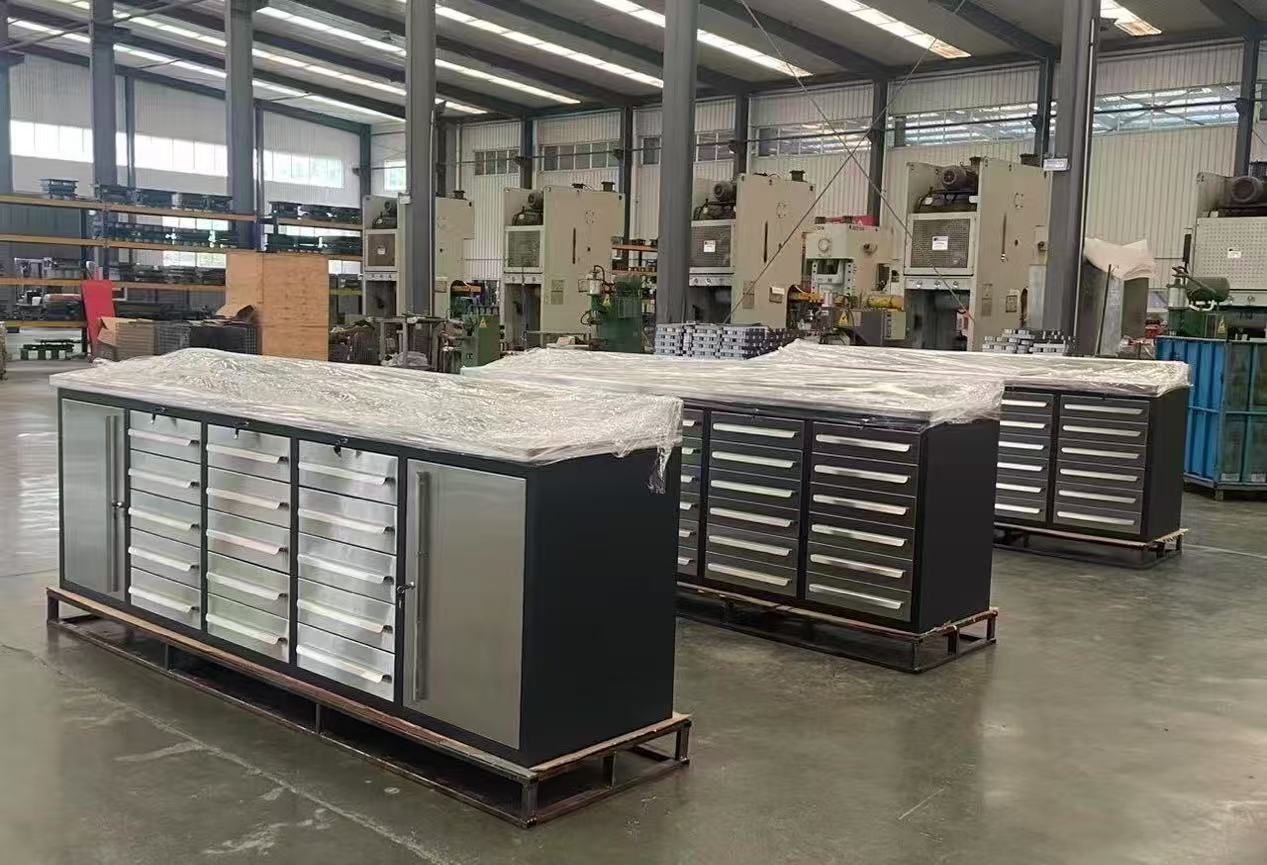 Cyjy berhasil memberikan lemari alat yang dapat disesuaikan